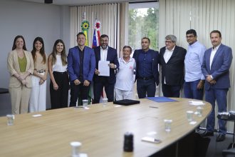 Governador Wilson Lima com representantes da Azul: parceria para patrocínio de festival (Foto: Diego Peres/Secom Gov. AM)