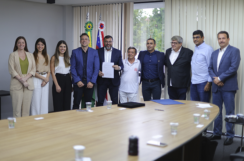 Governador Wilson Lima com representantes da Azul: parceria para patrocínio de festival (Foto: Diego Peres/Secom Gov. AM)