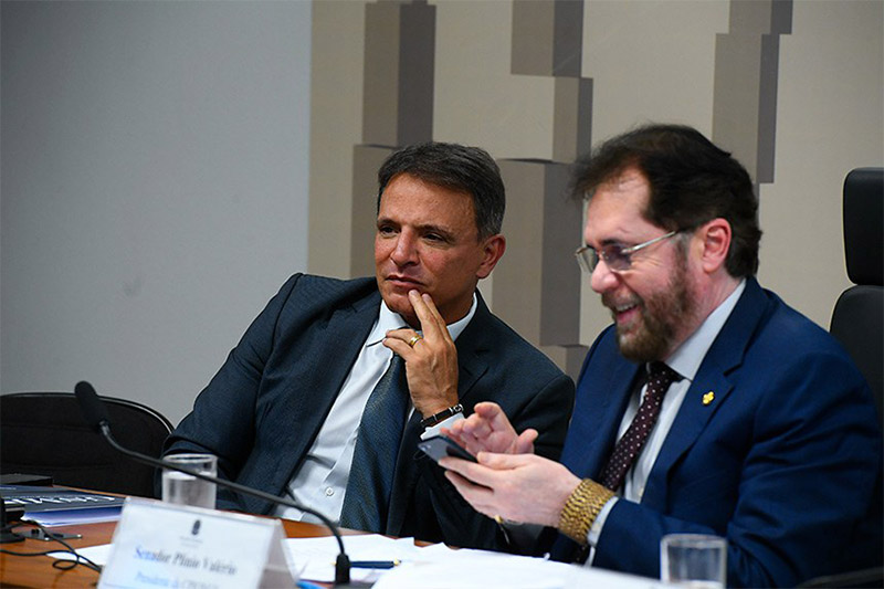 Os senadores Márcio Bittar (relator) e Plinio Valério (presidente da CPI): prazo final para encerrar apurações (Foto: Marcos Oliveira/Agência senado)