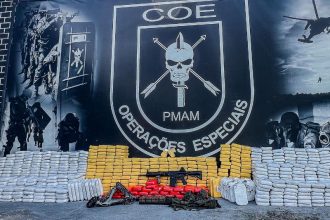 Mais de 1 tonelada de drogas, um fuzíl e uma lancha foram apreendidas no rio Solimões (Foto: Divulgação/PMAM)