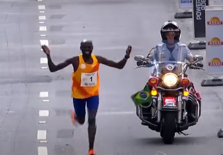 Timothy Kiplagat venceu com folga a São Silvestre 2023 (Imagem/YouTube)