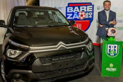 Presidente da FAF, Ednailson Rozenha, e o carro da promoção do Barezão (Foto: Deborah Melo/FAF)