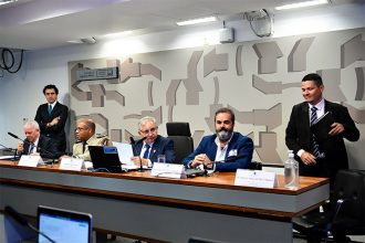 Senador Isalci Lucas (centro) defende manutenção dos vetos (Foto: Geraldo Magela/Agência Senado)