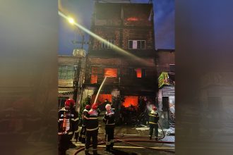 Fogo se alastrou por todo o prédio, mas foi contido depois pelo Corpo de Bombeiros (Foto: Corpo de Bombeiros-AM/Divulgação)