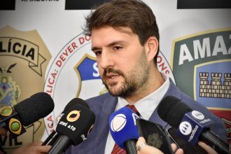 Delegado Leonardo Marinho disse que suspeitos desviadores aparelhos durante o transporte (Foto: Erlon Rodrigues/PC-AM)