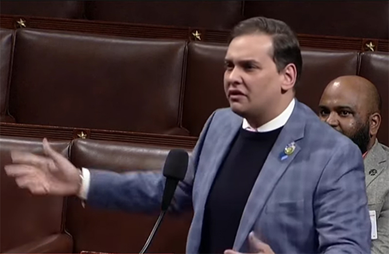 Deputado George Santos teve o mandato cassado pelo Congresso dos EUA (Imagem: CNN/YouTube/Reprodução)