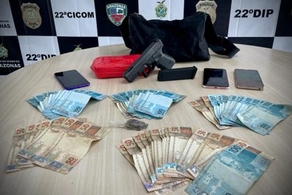 Dinheiro, drogas e arma foram apreendidas com o suspeito (Foto: PC-AM/Divulgação)