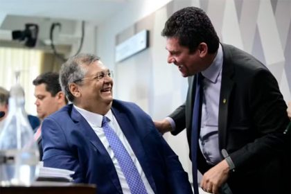 Flávio Dino recebeu afagos de Sergio Moro, que gerou alerta de apoiadores do senador (Foto: Pedro França/Agência Senado)