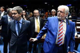 Randolfe Rodrigues e Jaques Vagner afirmaram que governo manterá investimentos na economia (Foto: Marcos Oliveira/ Agência Senado)