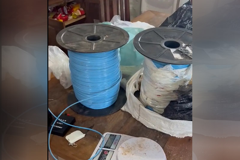 Fios para acionar explosivos foram apreendidos no sítio (Foto: PC-SP/Divulgação)