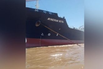 Navio petroleiro Minerva Rita tombou no meio do Rio Amazonas, na segunda-feira (Divulgação/ Ibama-AM)
