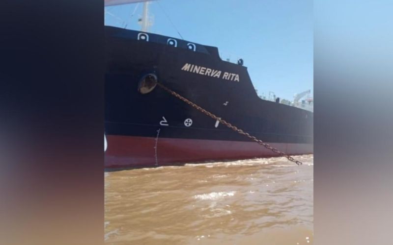Navio petroleiro Minerva Rita tombou no meio do Rio Amazonas, na segunda-feira (Divulgação/ Ibama-AM)