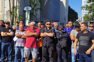 O Sindicato dos Vigilantes de Manaus fez manifestação em frente à Sefaz para cobrar pagamento de salários atrasados (Foto: Divulgação/Sindeva)