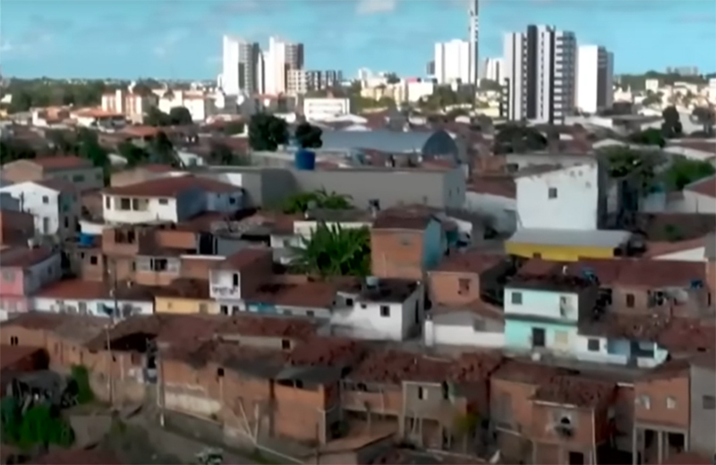 Moradores de bairro em Maceió foram retirados devido ao risco de afundamento do solo (Imagem: TV Cultura/YouTube/Reprodução)