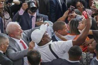 Lula ganha apoio do ator Mark Hamill no Twitter, em foto como jedi