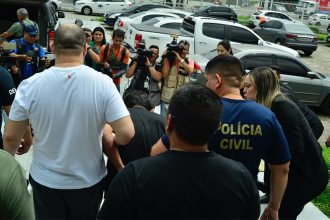 Suspeito de sequestro foi preso. Polícia procura outros quatro envolvidos (Foto: PC-AM/Divulgação)