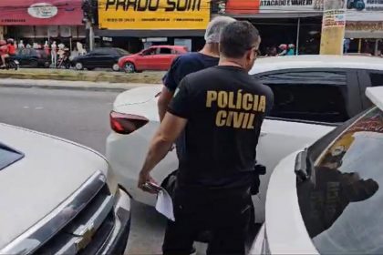 Um dos suspeitos foi preso por policiais civis (Foto: PC-AM/Divulgação)