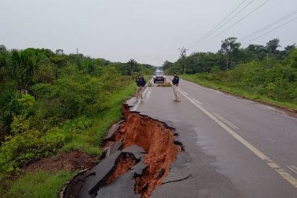 O trecho desmoronou após forte chuva nessa segunda-feira (25) (Foto: Divulgação/PRF-AM)