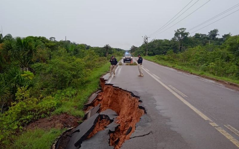 O trecho desmoronou após forte chuva nessa segunda-feira (25)  (Foto: Divulgação/PRF-AM)