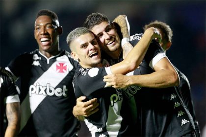 Leo, Gabriel Pec e Ferreti festejam vitória do Vasco (Foto: Daniel Ramalho/Vasco.com)