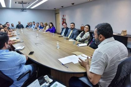 Governador Wilson Lima, membros do governo e médicos para entrarem em acordo sobre reinvidicação dos profissionais da saúde (Foto: Reprodução/Instagram)