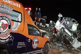 Micro-ônibus foi totalmente destruído na batida (Foto: Brigada Voluntária Anjos Jacuípenses/Divulgação)