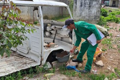 Agente de endemia inspeciona bacia - depósito de água que favorece o Aedes Aegypti (Foto: FVS-AM/Divulgação)