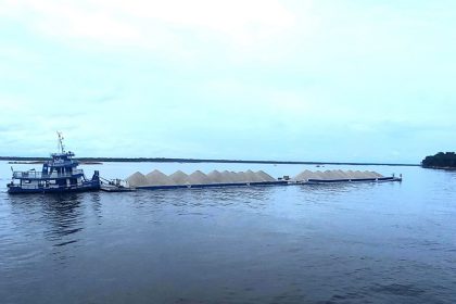 Areia estava em balsa conduzida por empurrador (Foto: SSP-AM/Divulgação)