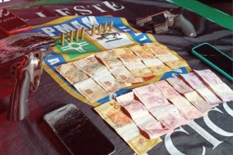 Dinheiro e munições foram apreendidos com os suspeitos (Foto: PM-AM/Divulgação)