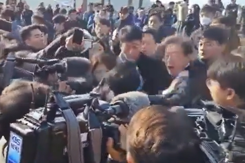 Lee Jae-myung (boca aberta) levou facada no pescoço (Imagem: X Twitter)