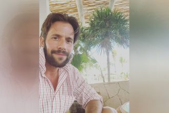 Ator Christian Oliver morreu aos 51 anos em acidente aéreo (Foto: Instagram)
