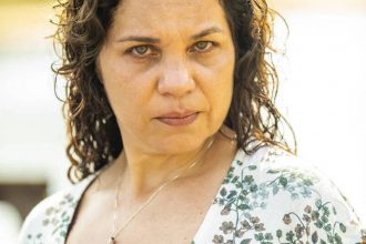 Atriz Isabel Teixeira revelou que retirou as mamas para prevenir contra câncer (Imagem: TV Globo/Reprodução)