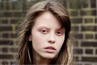 Atriz Mia Goth é acusada por figurante em filme de chute proposital na cabeça (Imagem: Instagram)