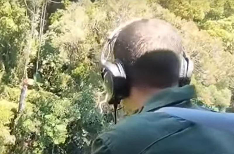 Agente da Defesa Civil observa local onde foi encontrado destroços do helicóptero: sem sobreviventes (Imagem: PM-SP/Reprodução)