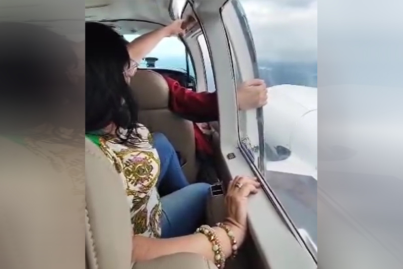 Passageiros seguram porta de avião que se desprendeu durante voo (Imagem: Redes sociais/Reprodução)