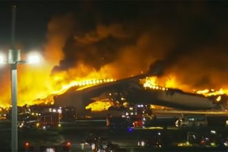 Aviões pegaram fogo ao se chocarem em pista de aeroporto (Imagem: YouTube