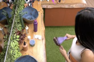 Isabelle recolhe cabelos no banheiro do BBB: nojeira deixada pelos participantes (Imagem: Globoplay)