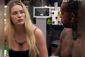 Yasmin encara Rodriguinho sem saber que ele falou mal de seu corpo (Imagem: Globoplay/Reprodução)