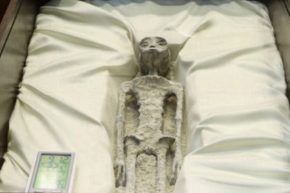 Cadáver de ET é boneco feito de papel, metal e ossos humanos Imagem: YouTube)
