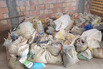 Cassiterita estava guardada em sacos em depósito na zona norte de Manaus (Foto: PC-AM/Divulgação)