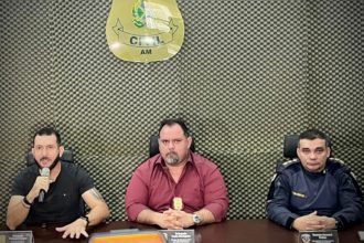 Delegados Torquato Mozer e Paulo Mavignier e tenente-coronel em entrevista coletiva: prisão de grupo em Humaitá (Foto: PC-AM/Divulgação)