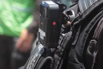 Procuradoria da República defende que câmeras no uniforme de PMs seja obrigatória (Imagem: YouTube/Reprodução)