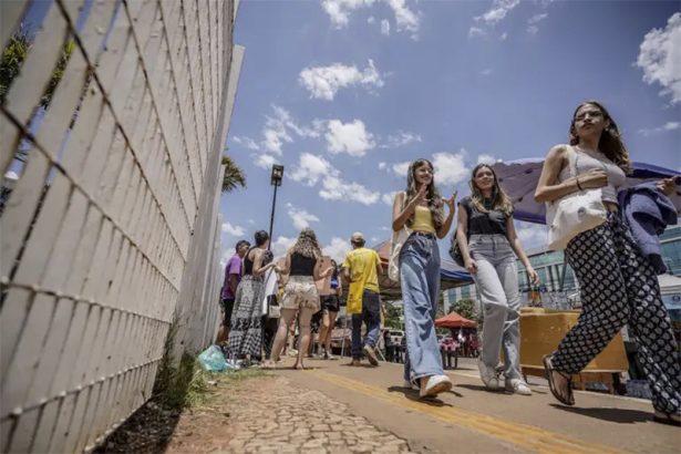 Candidatas chegam a local de prova do Enem: redação teve 60 notas mil (Foto: Rafa Neddermeyer/ABr)