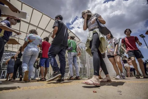 Candidatos em local de prova do Enem: senador quer barrar questões com viéis ideológico (Foto: Rafa Neddermeyer/ABr)