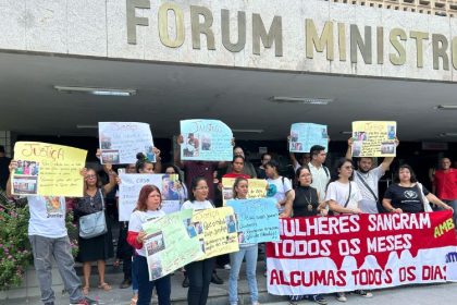 Familiares das vítimas estiveram em frente ao Fórum onde ocorreria o julgamento nesta segunda-feira (29) (Caso Grande Vitória (Foto: Willison Cardoso/AM ATUAL)