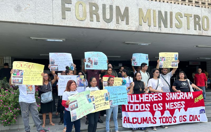 Familiares das vítimas estiveram em frente ao Fórum onde ocorreria o julgamento nesta segunda-feira (29) (Caso Grande Vitória (Foto: Willison Cardoso/AM ATUAL)