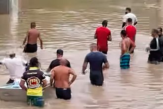 Voluntários resgatam moradores atingidos por alagações no Rio: fake news sobre auxílio gerou tumulto (Imagem: Prefeitura do Rio/Instagram)