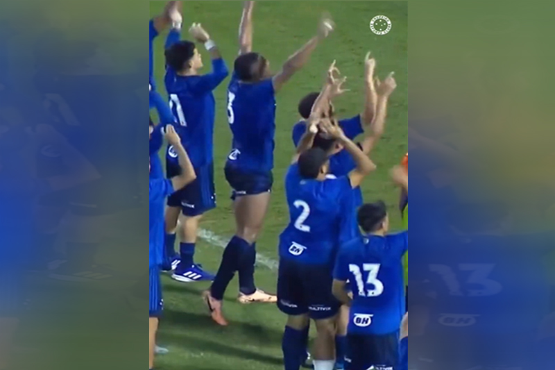Jogadores do Cruzeiro acenam para a torcida após vitória e classificação (Imagem: X Cruzeiro/Reprodução)