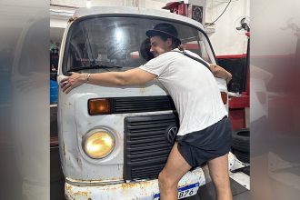 Ator Daniel Erthal e o abraço na Kombi: presente de fãs (Foto: @danielerthal/Instagram)