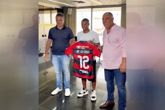 De La Cruz foi recebido no aeroporto por dirigentes do Flamengo (Imagem: X Flamengo/Reprodução)